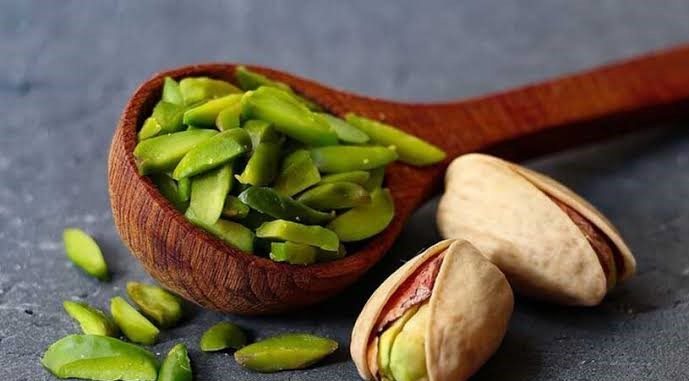 خلال پسته مرغوب تهیه شده از بهترین مغز پسته